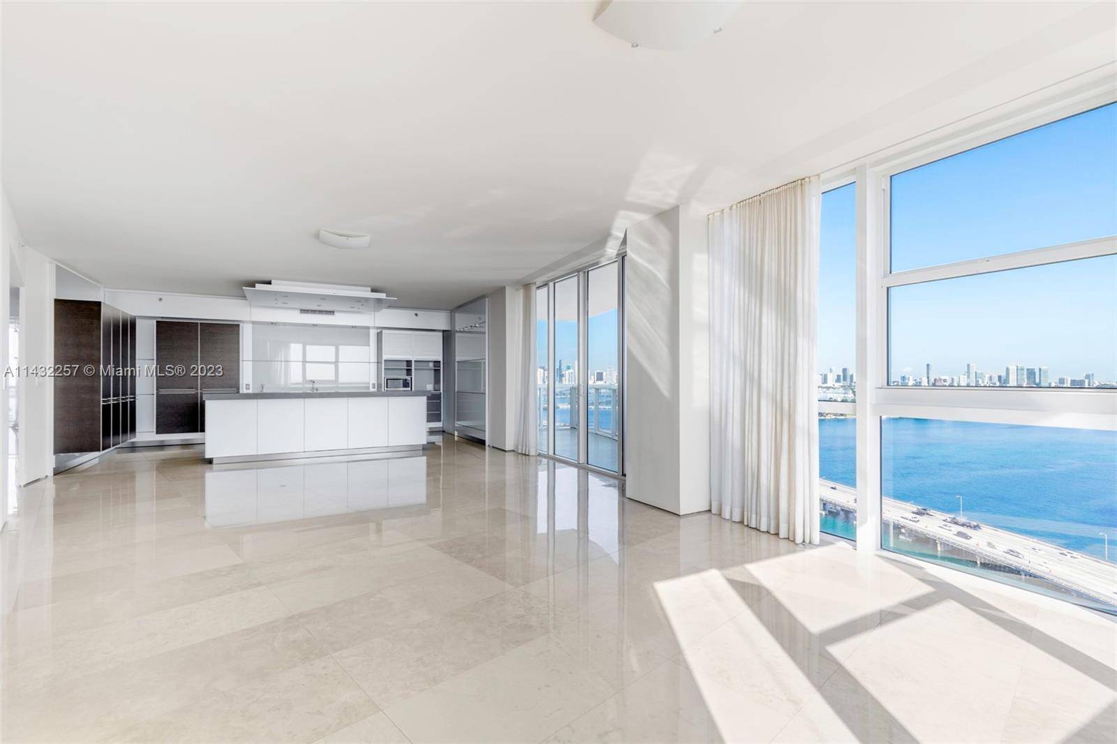 With two oversized balconies, you can watch the sunrise and sunset every day from apartment 2101 at the Murano Grande !
