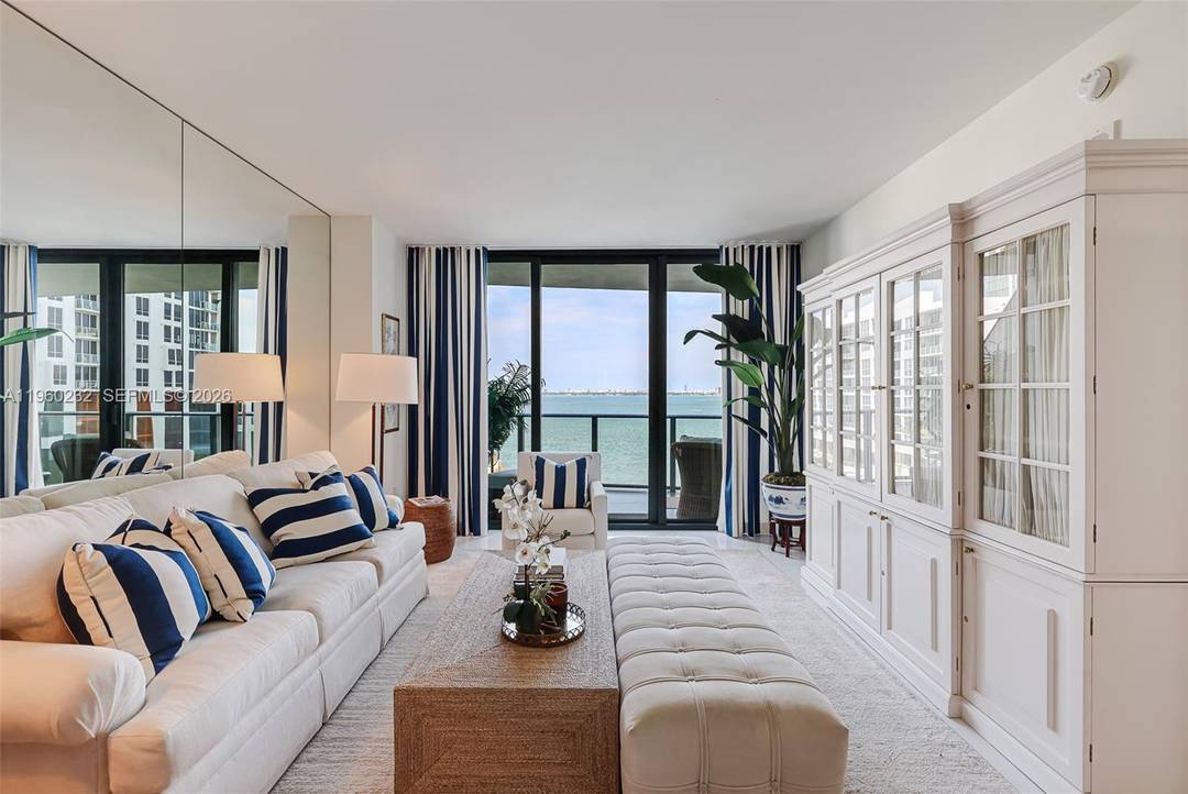 Welcome to the exquisite Icon Bay furnished condo, where luxury meets comfort in the heart of Miami !