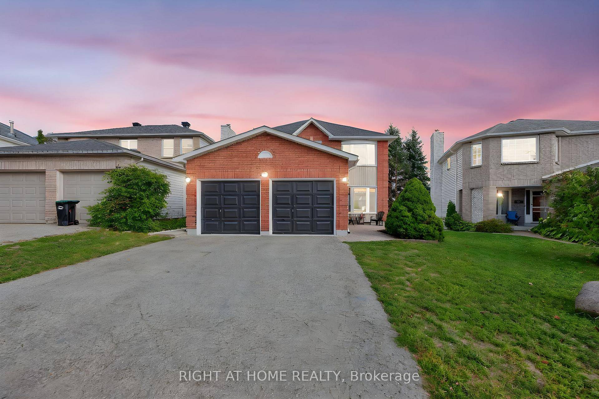 IMPRESSIVE 2 STOREY WALKOUT WITH OVER 2, 350 SQ FT FINISHED LIVING SPACE !