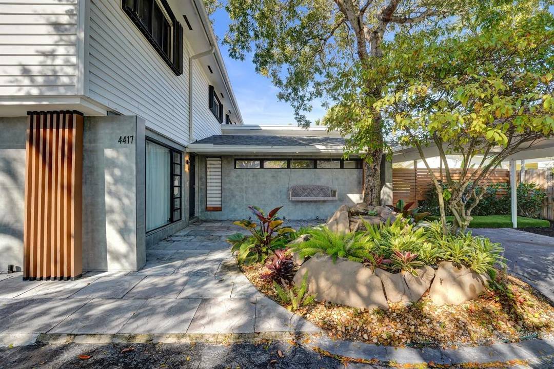 Live the ultimate waterfront lifestyle in Fort Lauderdale !