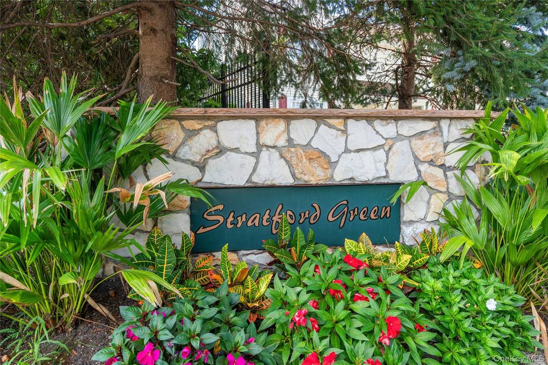 Welcome to your move in ready mint townhome located in the highly sought after Stratford Green Community !