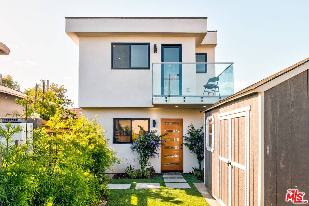 12153  E Palms BLVD 1BR Marina Del Rey La