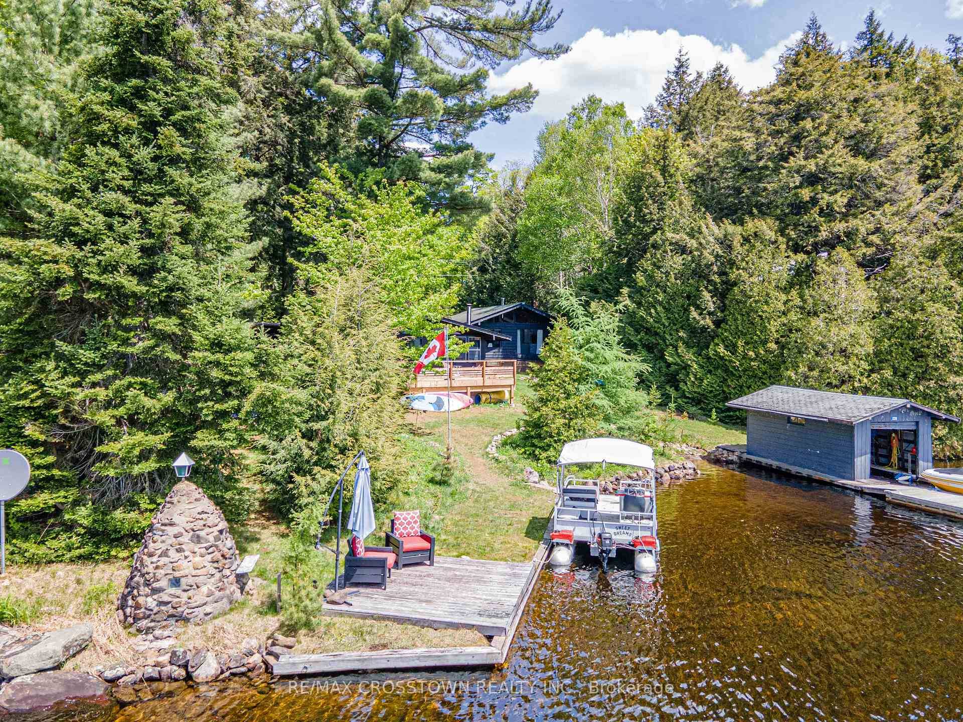 WOW ! This cottage has it all !