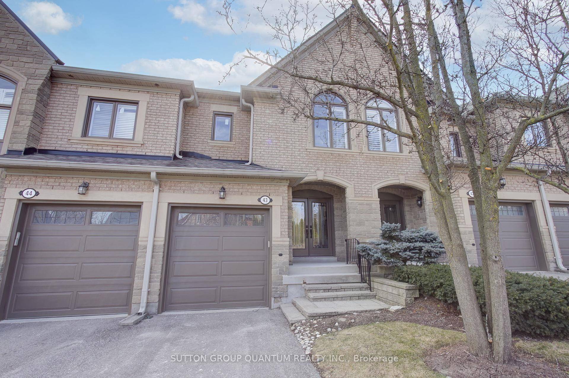 Welcome to a beautifully designed executive townhouse located in a boutique enclave within the prestigious Joshua Creek neighborhood.