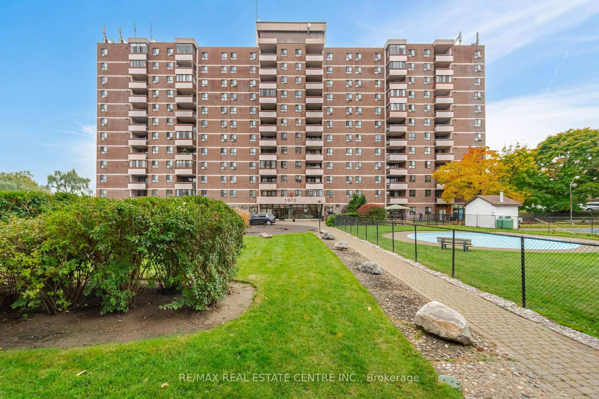 Stunning 3 Bedroom Corner Condo Apartment Chef's Kitchen amp ; Full Renovation !