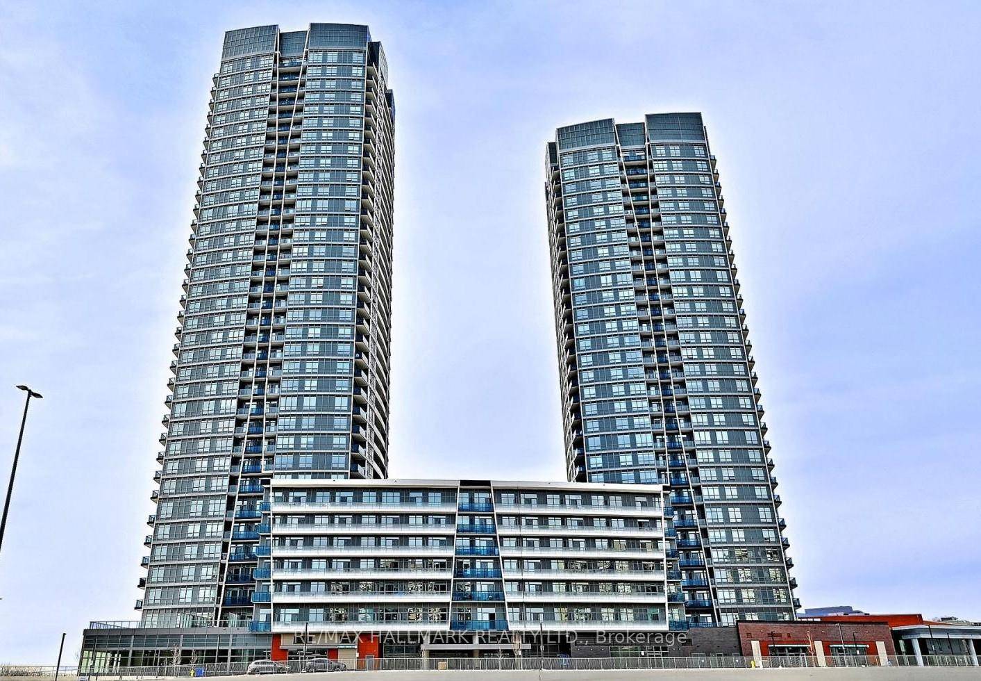 Welcome to this stunning, brand new corner suite never lived in !