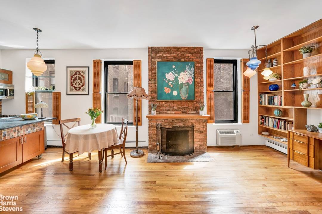 Charming and Spacious One Bedroom Apartment in a Prime Upper West Side Location Welcome to apartment 4R, a beautifully renovated one bedroom loaded with pre war charm.