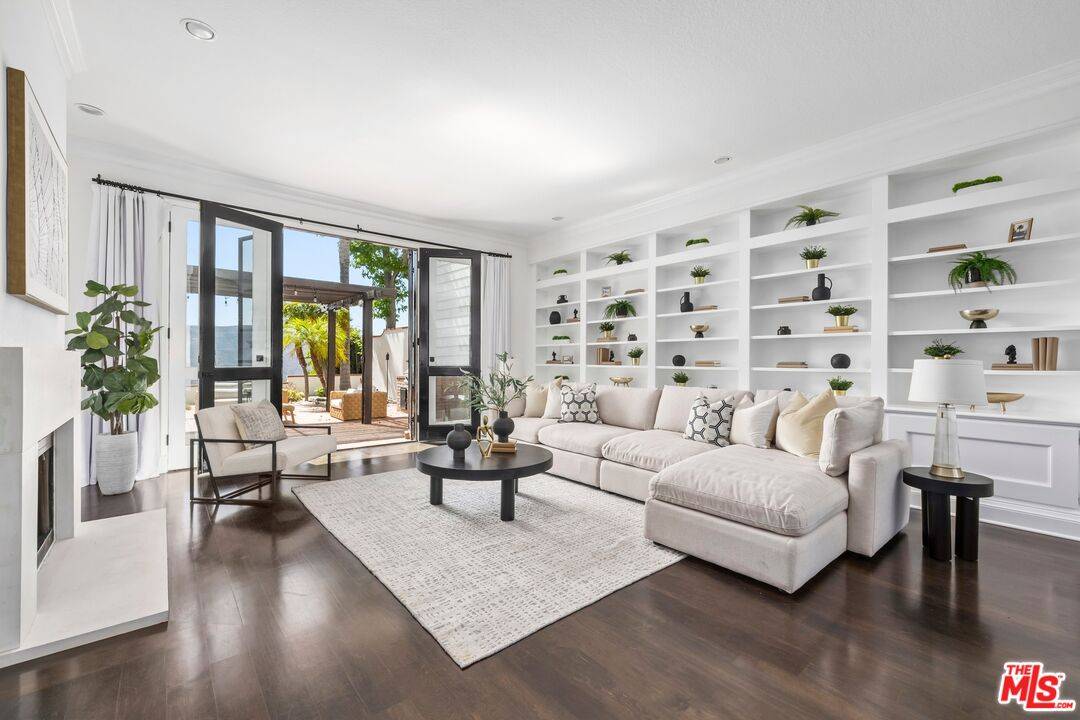 2241 Canyonback Rd 2BR Brentwood La