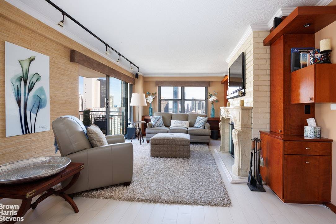 This expansive, convertible 2 bedroom, 1.