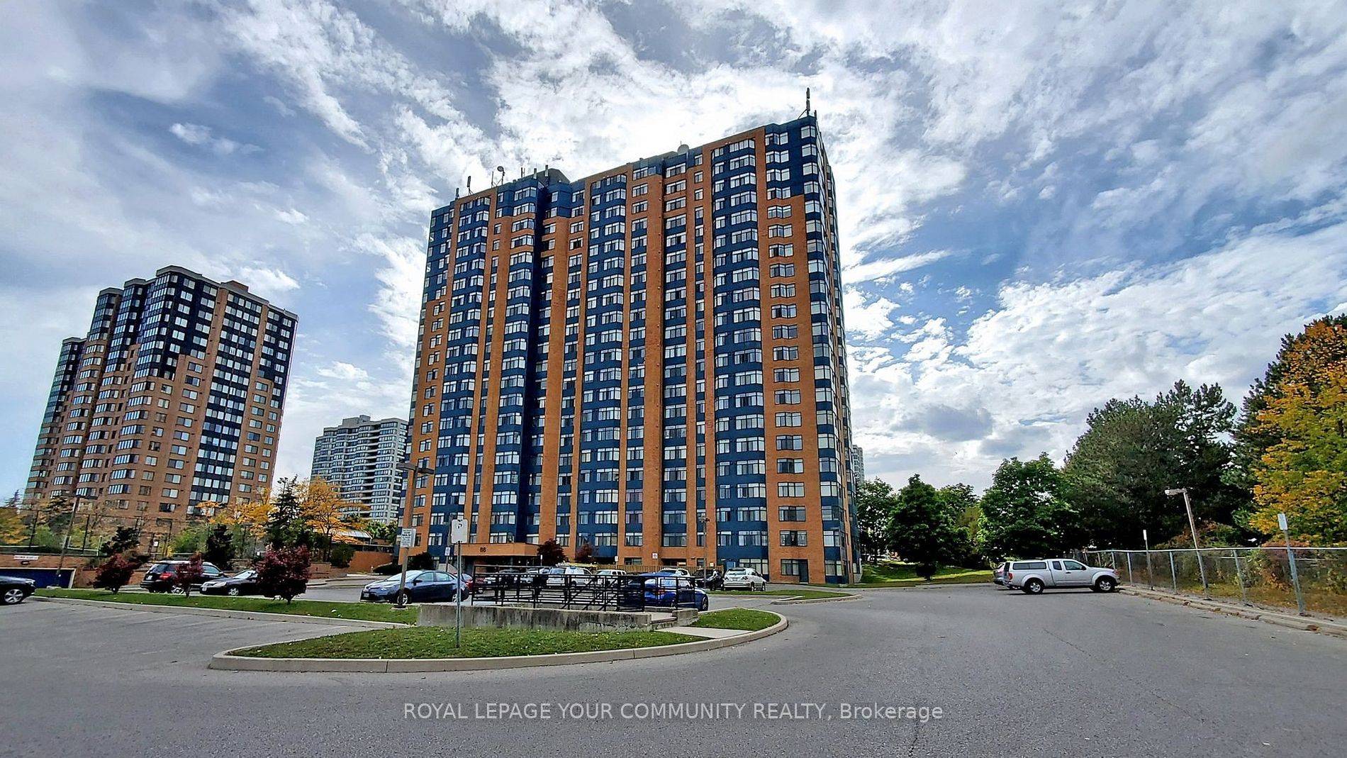 Great Location to live ! Bright Spacious 1 Bdrm Solarium can be used as a 2nd bdrm with functional Layout, sun filled, Excellent dining spaces, unobstructed west view, Laminate floor, ...