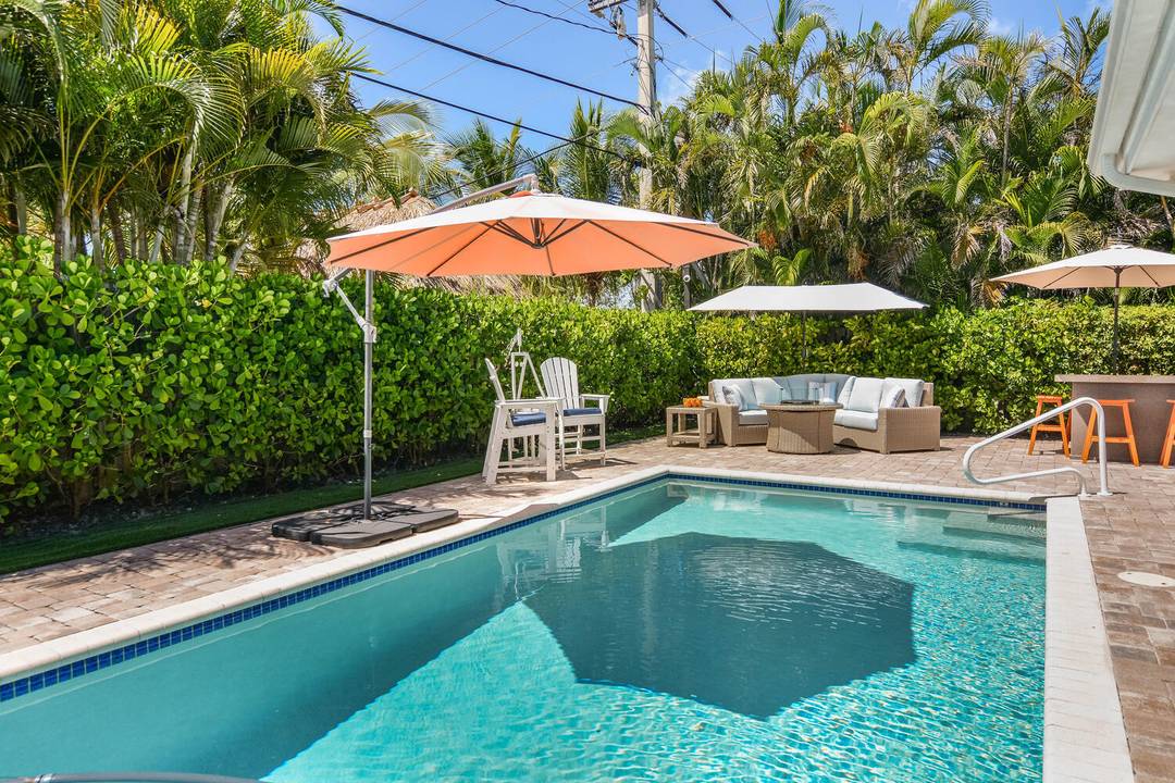 Just Bring your suitcase to this Beautiful Resort Style Jupiter Residence.