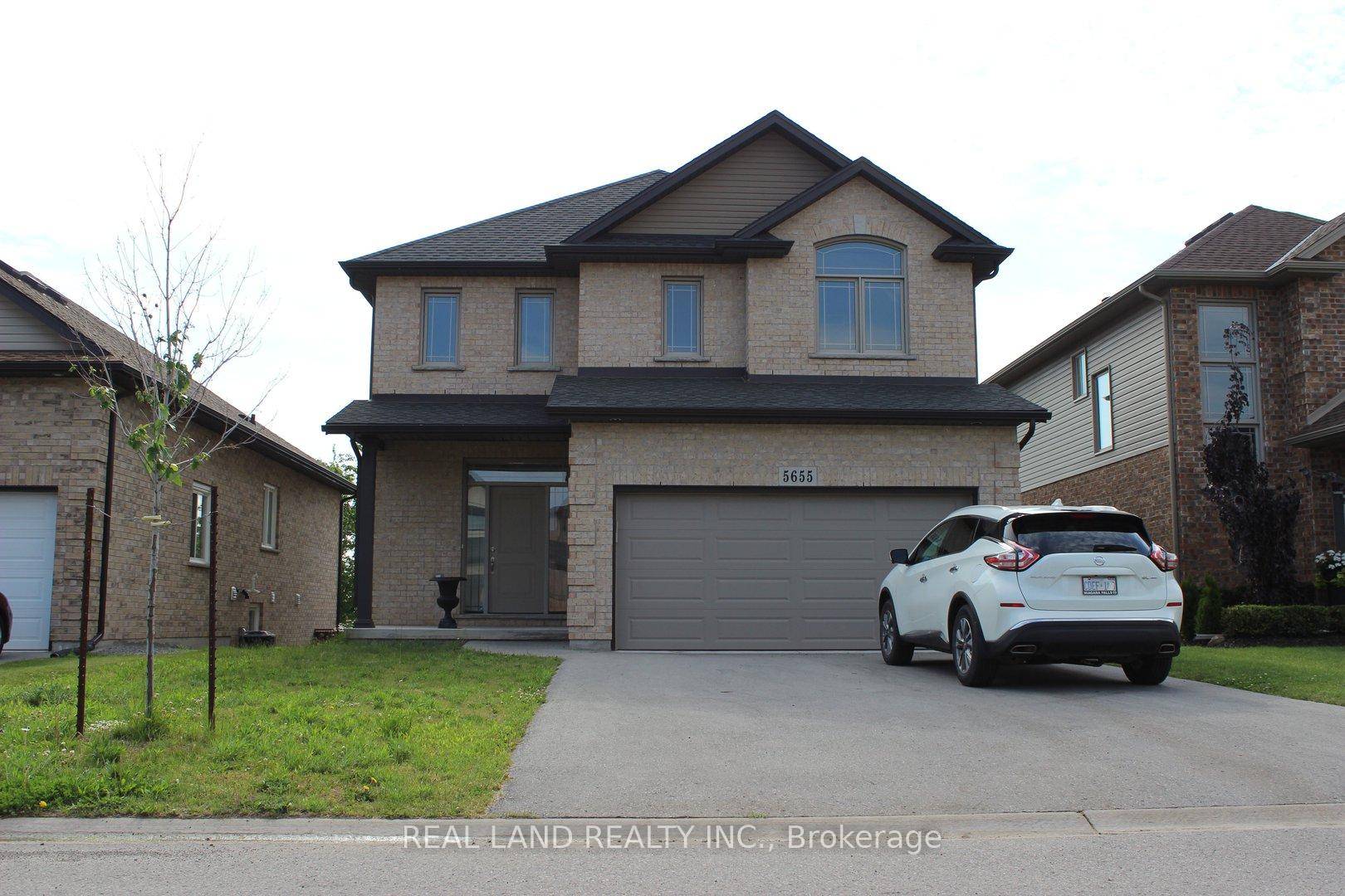 A beautiful 4 bedroom house, back to natural green space, no rear neighbor, in one of the most desirable subdivisions in Niagara Falls, around 2000 sf, 2.