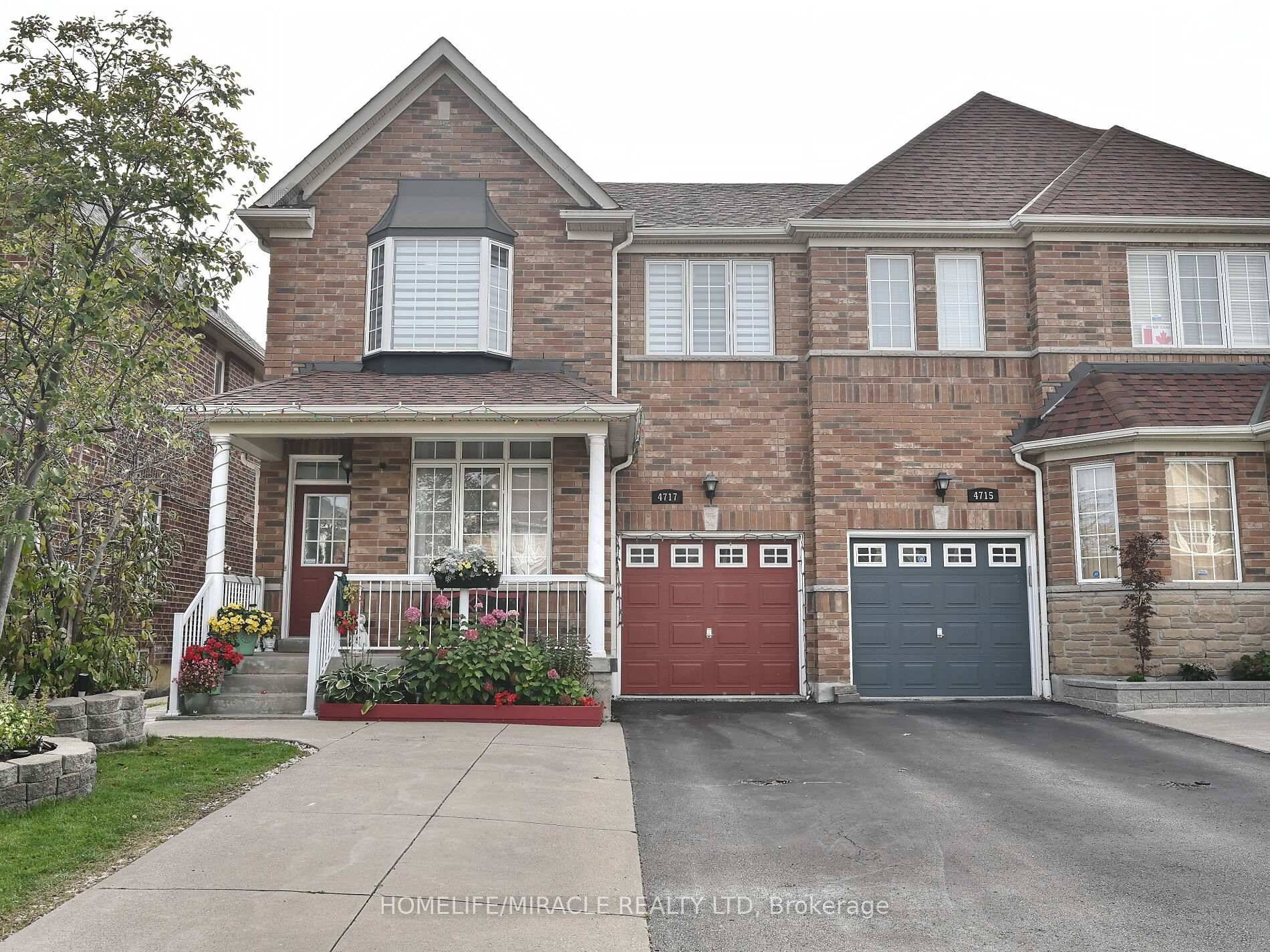 IMMACULATE BRIGHT RARE TO FIND SEMI IN CHURCHILL MEADOWS.