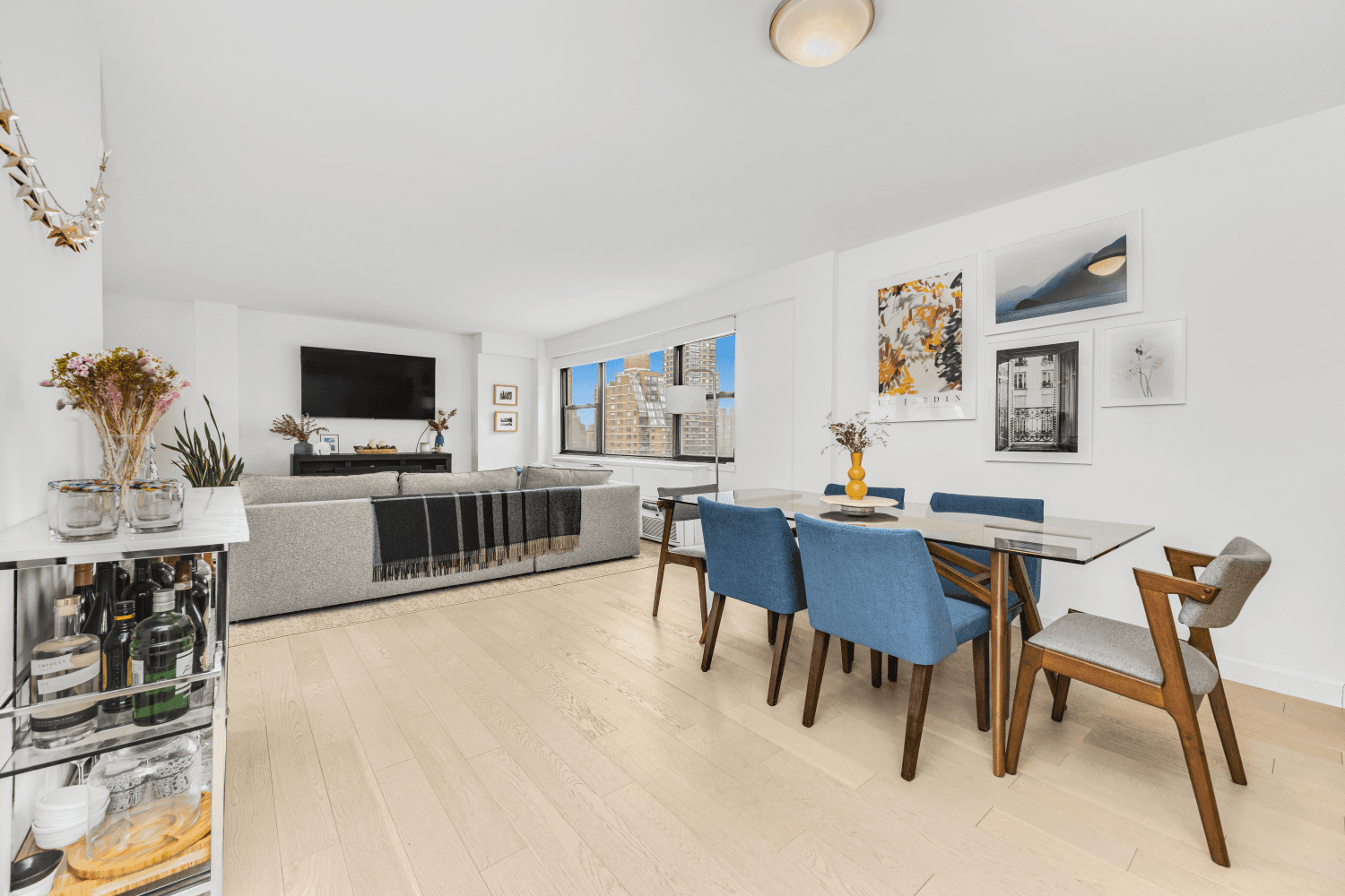 Just Listed Stunning Renovated Penthouse with Private Terrace Your Dream Home Awaits !