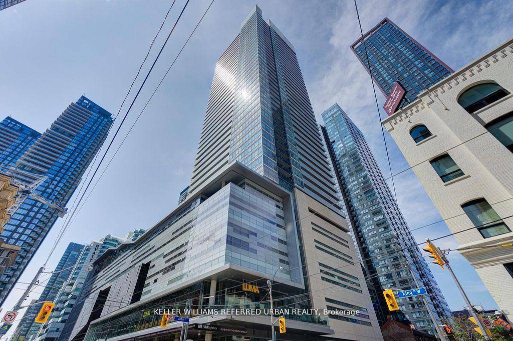 Luxurious amp ; Iconic Festival Tower Home Of TIFF Toronto International Film Festival !