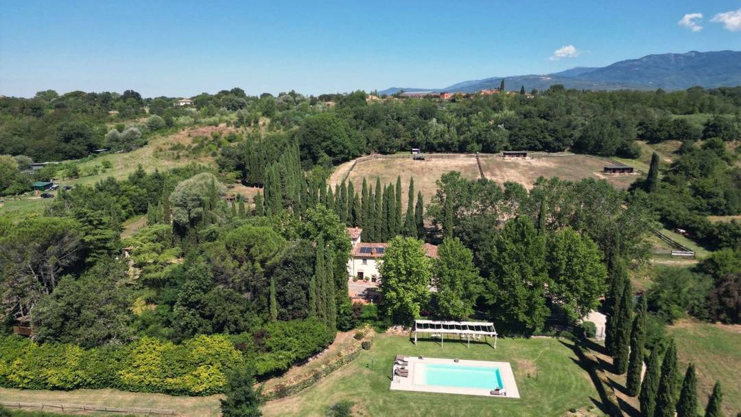 Prestigious country house with swimming pool, fitness area, stables, guest house, 3 apartments and 4.7 hectares of land in the heart of Tuscany.
