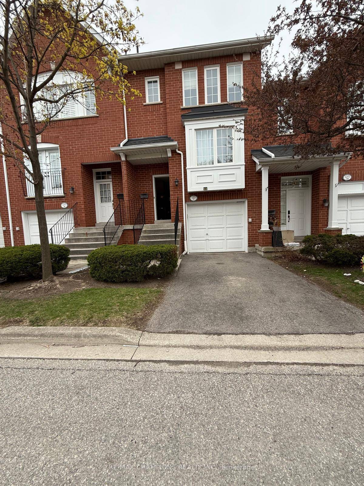 Three Bedroom Townhouse for Lease in Prime Location Of Central Mississauga Area, Large Living amp ; Dining, Family Room with Fireplace, Large Kitchen With Granite Countertop and Stainless Steel Appliances, ...