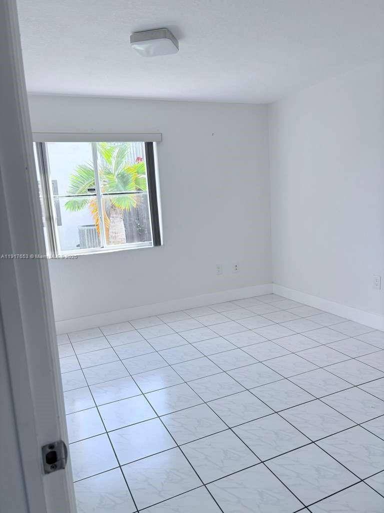 CORNER UNIT 2 2. JUST BLOCKS AWAY FROM DOLPHIN MALL AND MAJOR HIGHWAYS AND MINUTES FROM SHOPPING CENTERS AND PUBLIC TRANSPORTATION DOLPHIN AND INTERNATIONAL MALL, IKEA, HOME DEPOT, HOTELS, ETC, ...