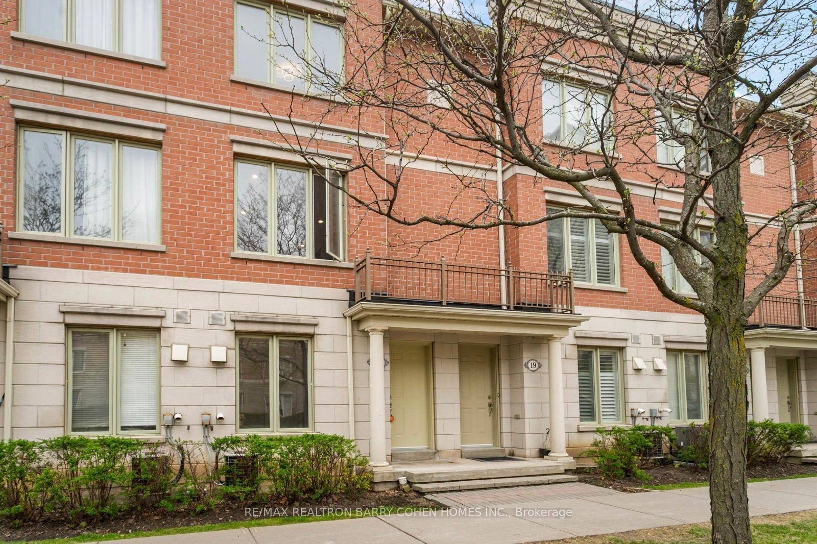 Just Completed ! ! Tastefully Renovated 4 Bedroom Townhome in Sought After Commerce Valley !