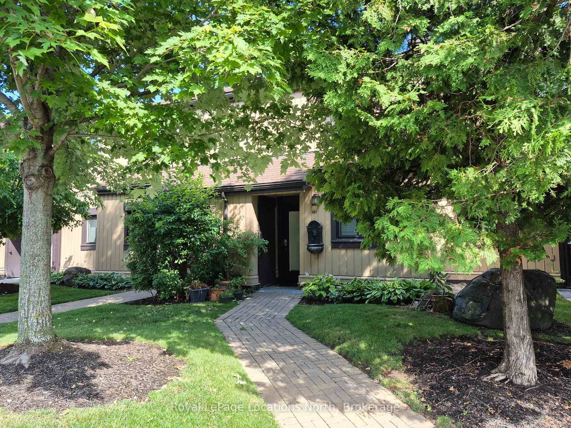 Bright and spacious this two level condo is well located, closed to grocery stores, cafes, restaurants, live music venues, walking trails, golf courses amp ; ski hills.