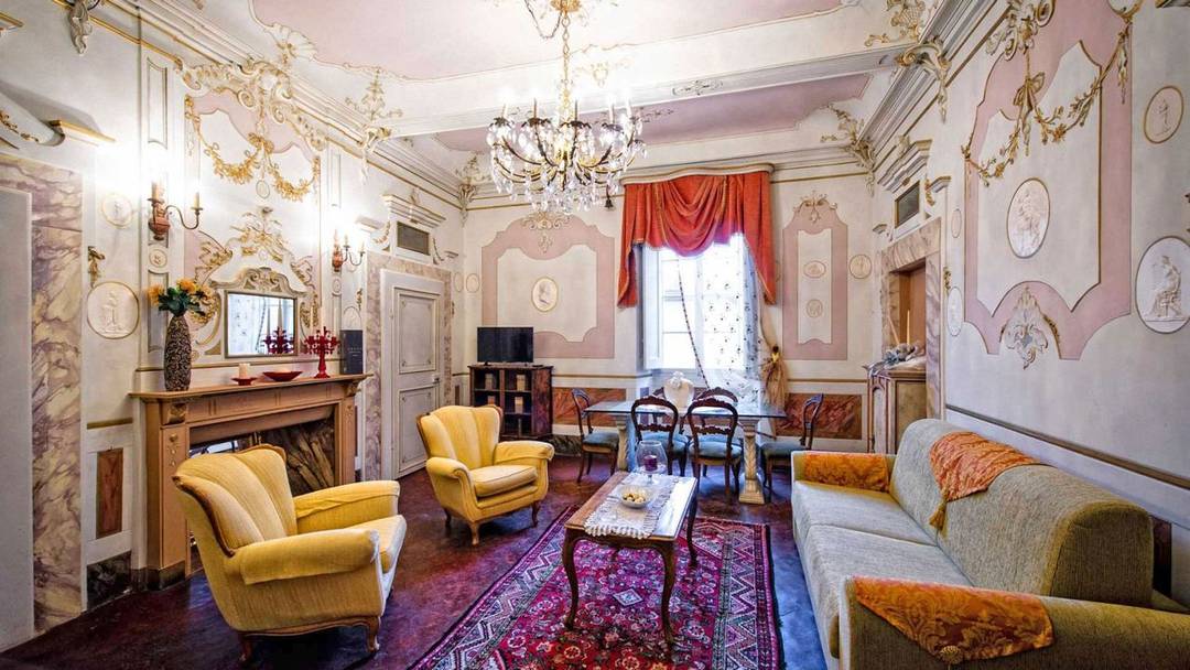 Prestigious flat with panoramic views for sale in a historic building in Cortona, Tuscany.