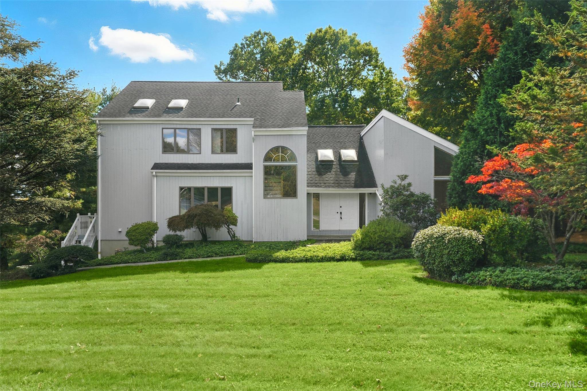 Stunning contemporary home with views !