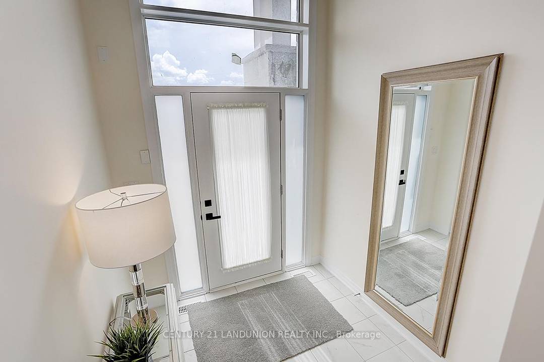 Great location in Richmond Hill, Leslie and south of 19th Avenue, eazy access to shops, grocery stores, resturants, costoco, homedepot, etc.