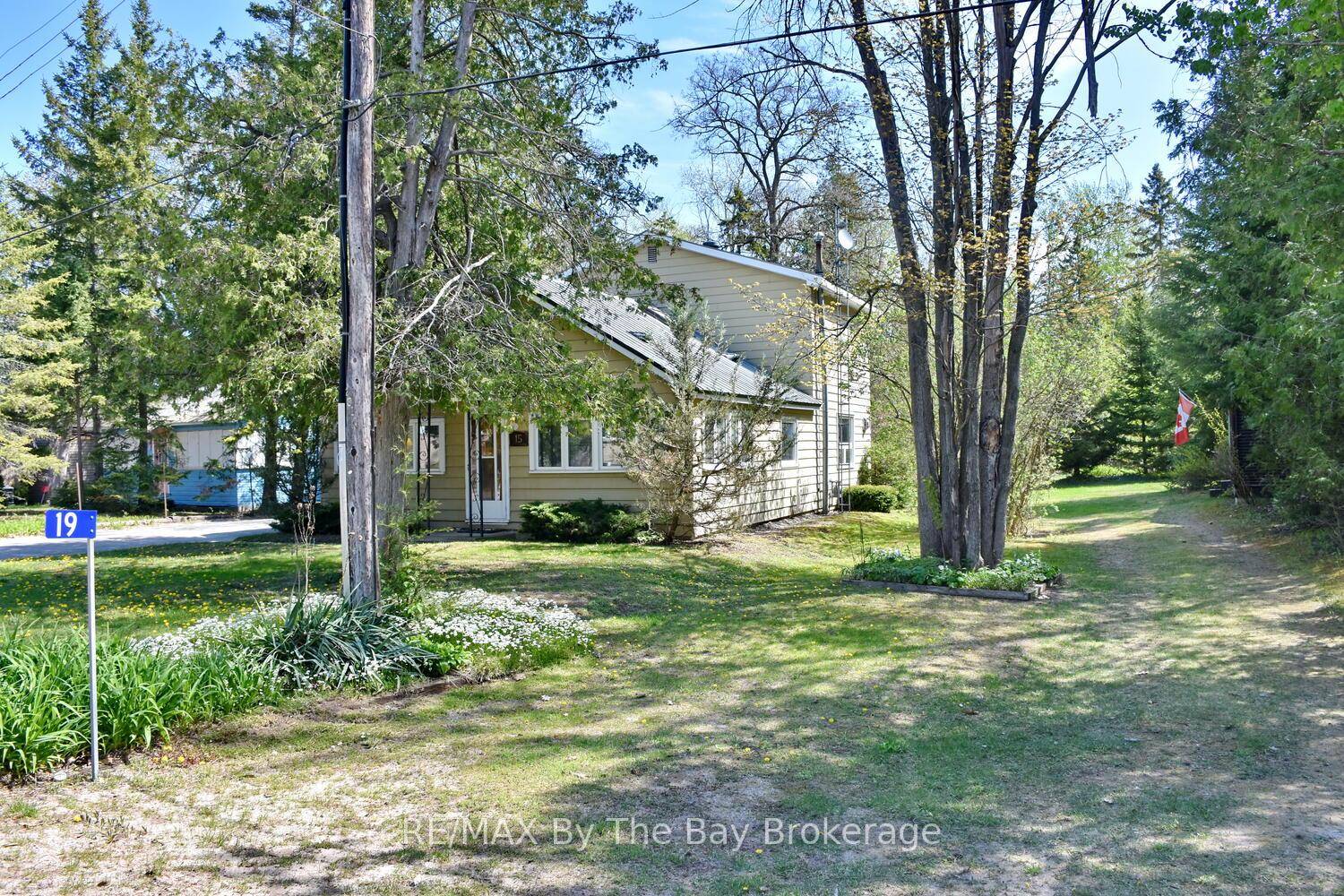 Wonderful property steps to Georgian Bay on a huge severable lot 99ft x 220ft with 2 water sewer hookups !
