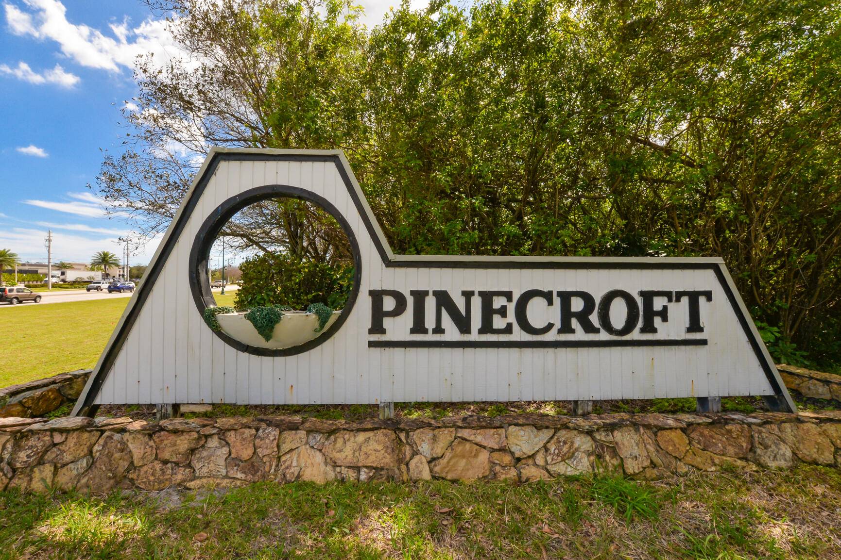 MOTIVATED SELLER ! Amazing opportunity to own in the ALL AGES community of PineCroft.