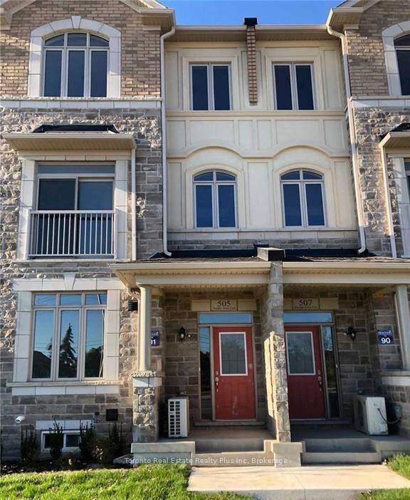 This luxurious townhouse in the prime West Oakville neighborhood offers a perfect blend of sophistication and comfort.