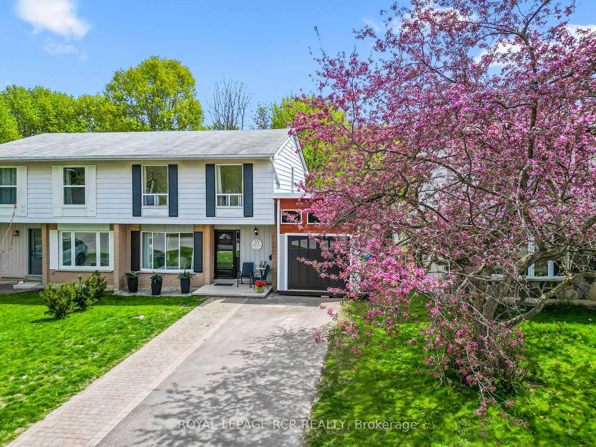 Welcome to 35 South Park Drive a delightful 3 bedroom, 2 bathroom home tucked into one of Orangeville's most established neighbourhoods.