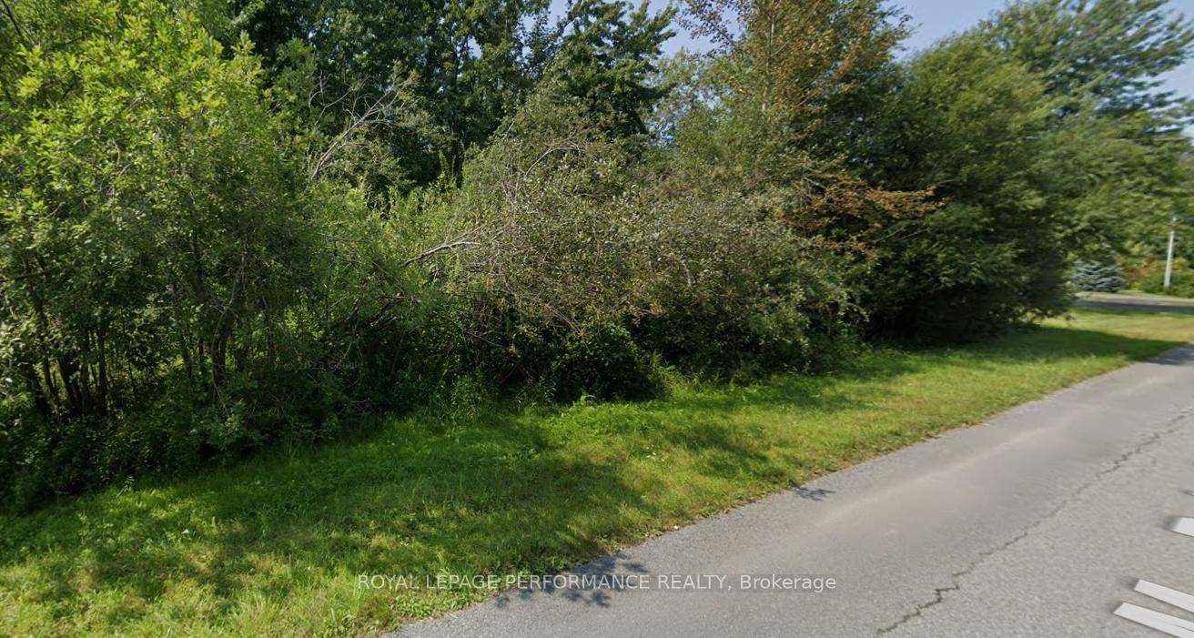 Superbe terrain vacant de 0, 5 acre a Bainsville, a seulement 3 km du Que bec.