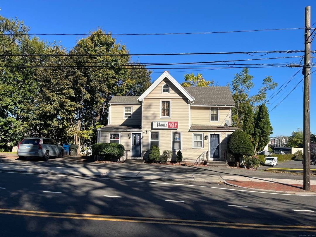 Rare Mixed Use Investment Opportunity in Prime Berlin Location !