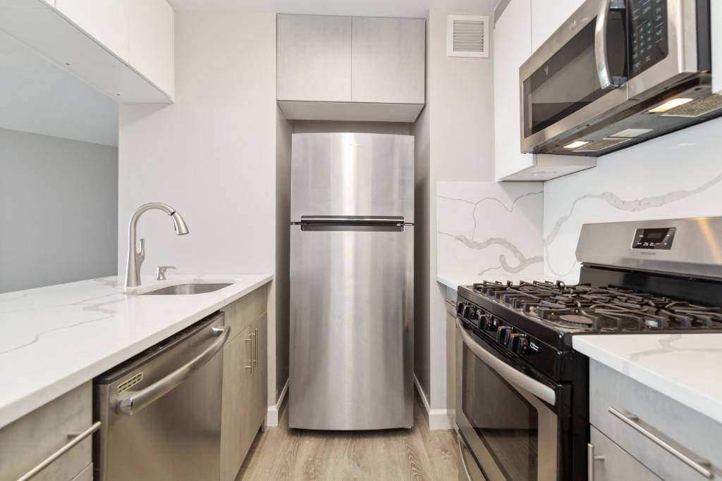 Welcome home to this spectacular Junior 1 bedroom located in the iconic Horizon Building.