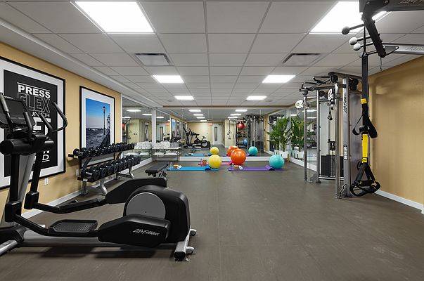 Welcome to this gleaming half floor loft at TriBeCas newest luxury tower, a stunning 1 bedroom, 1 bathroom home suffused with Lower Manhattan views and bright northern light.