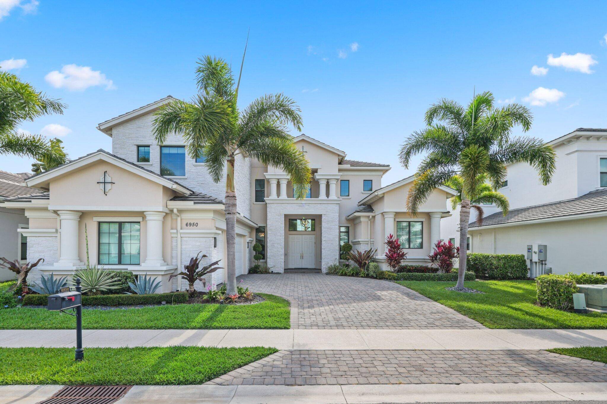 Welcome to the most sought after neighborhood in Central Boca !