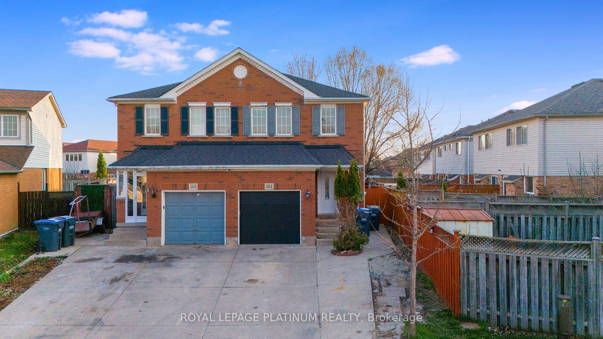 Beautiful corner semi detached in A very family friendly neighborhood.
