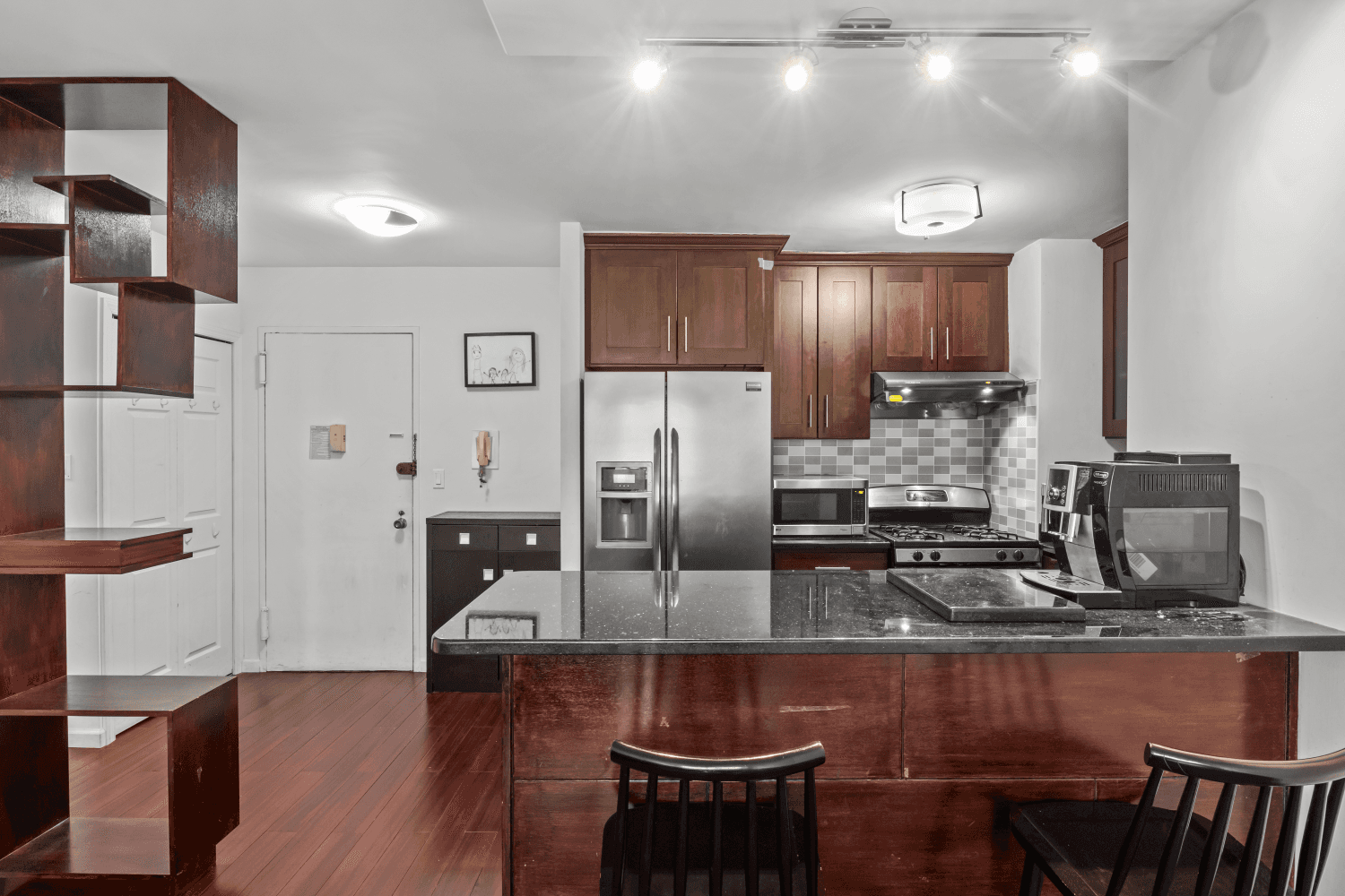 Please note All Open House showings are by appointment only Spacious South Facing 1 Bedroom at 305 E 40th St 12L Welcome to The Hamilton, a full service building in ...