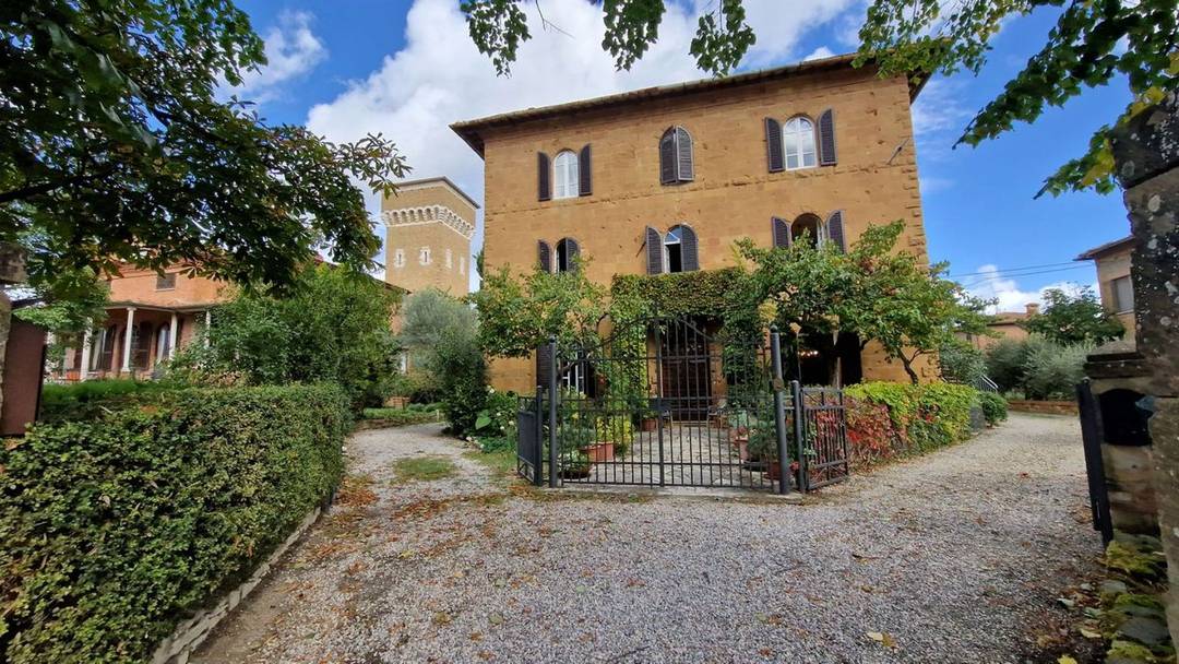 20th-century villa with annex and private garden, for sale just a short walk from the historic centre of Pienza, in the heart of the Val d’Orcia.