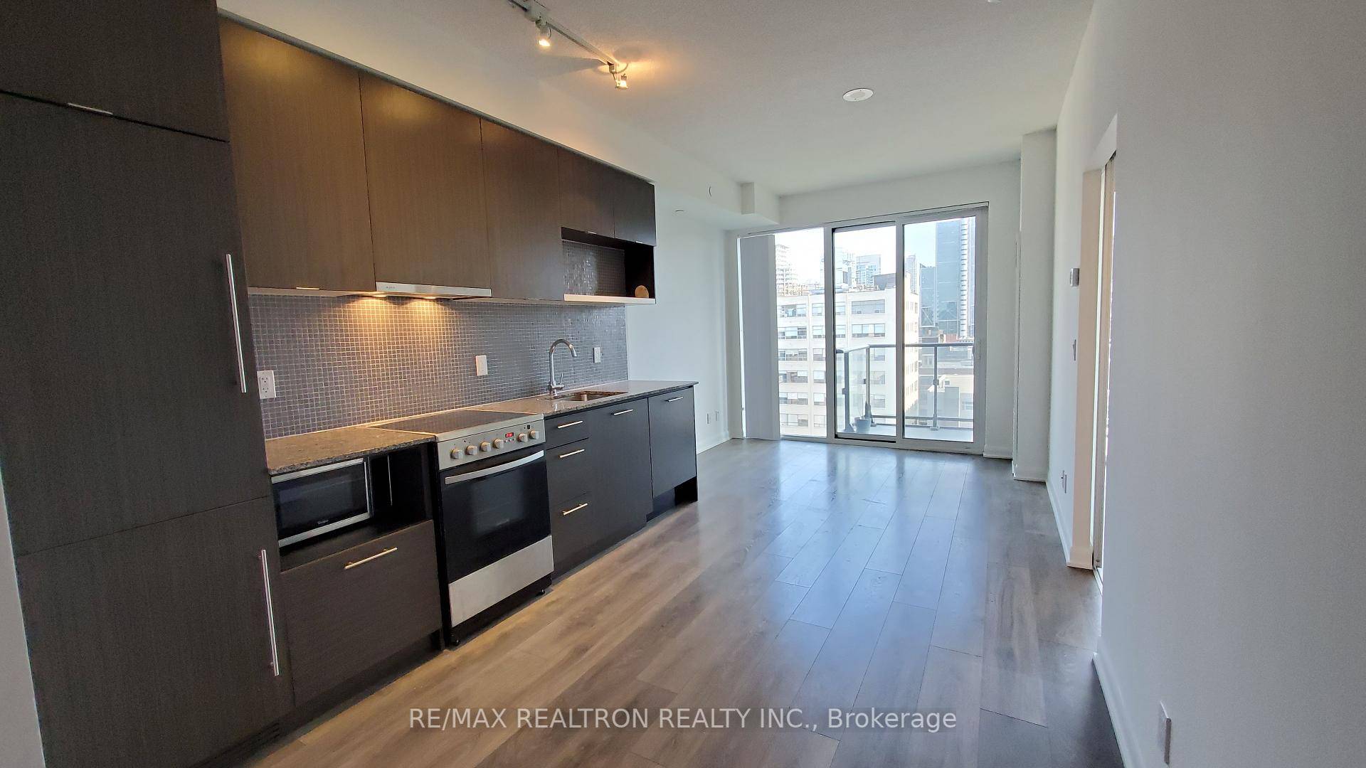South Facing Bright amp ; Spacious 1 1 Bedroom With 2 Bathrooms In The Heart Of The Entertainment District.