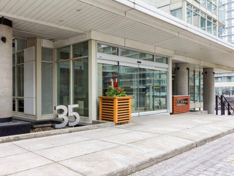 Experience downtown living at its finest in this bright and spacious 1 bedroom plus den suite, boasting spectacular, unobstructed views of the city skyline and Lake Ontario.