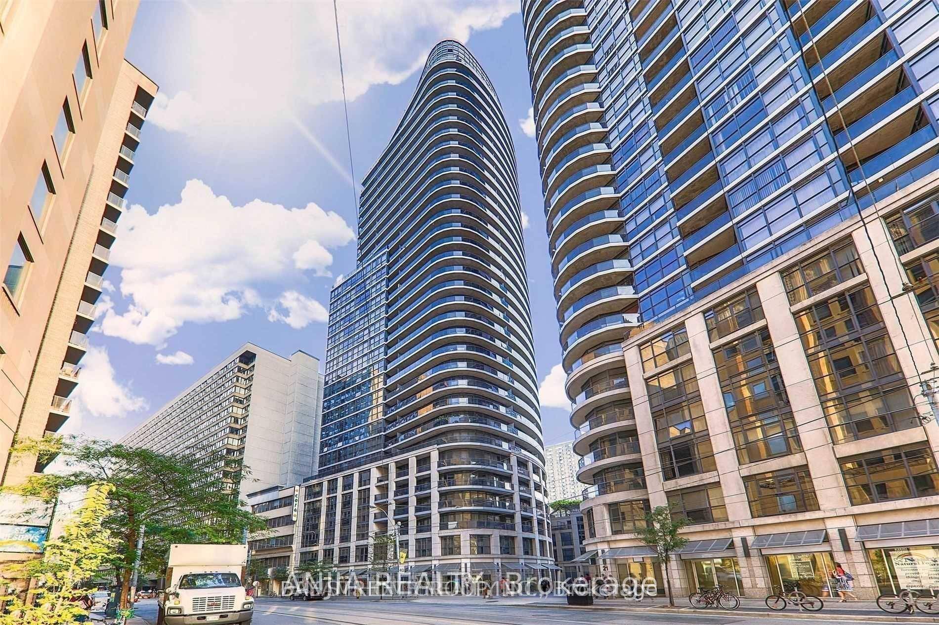 Spacious, Beautiful Bachelor Unit With Hardwood Floors, Wall To Wall Windows, 9' Ceiling.