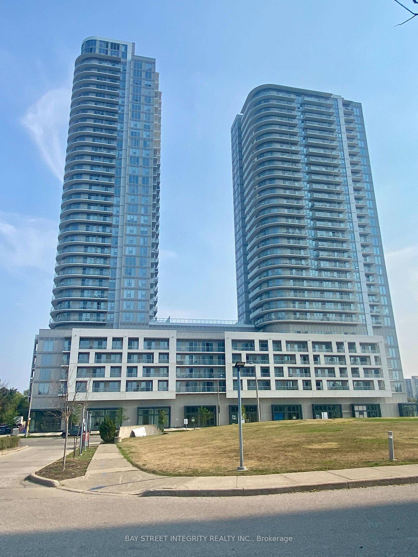 Welcome to K Square Condominium and Unobstructed View 1 Br 1 Den 1 Parking.