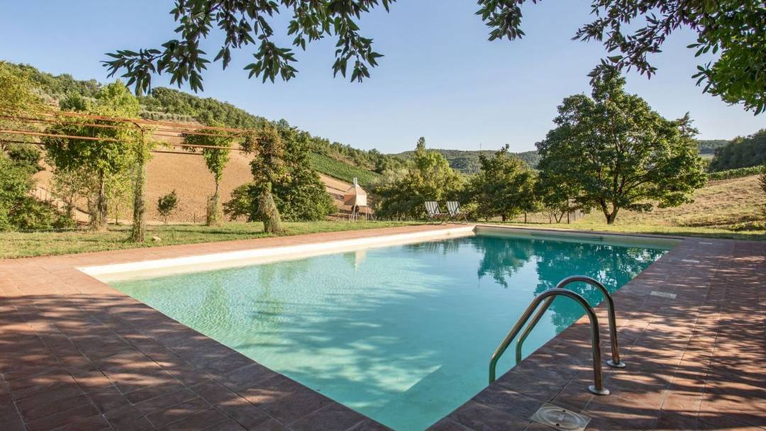 Charming 480 sqm farmhouse with two residential units, panoramic pool, olive grove and 4.7 hectares of land in the province of Siena, Tuscany.