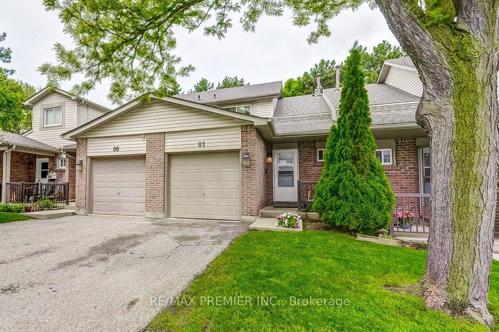Fantastic townhome opportunity in highly sought after Meadowvale just steps to everything !