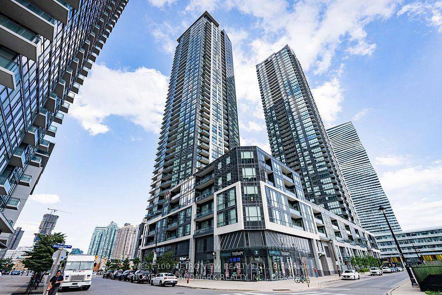 Luxury one bdrm plus den located in prime city centre, open concept design, newer flooring thruout, ensuite laundry, 24 hour security, walk to Sq1, transit and sheridan college