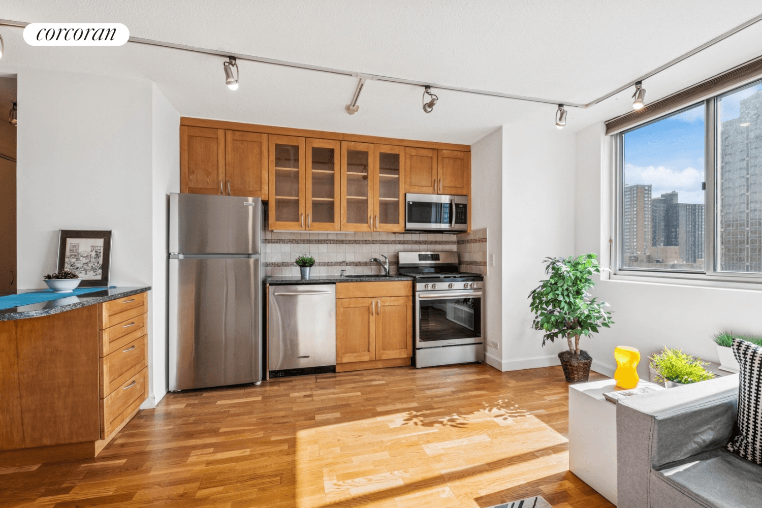 Open city views and gorgeous Southern light fill this delightful one bedroom, one bathroom home.