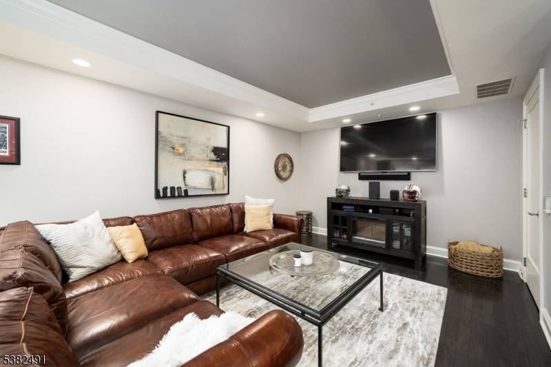 Modern Luxury Living in the Heart of MorristownExperience sophisticated living in this stunning 1 Bedroom, 1.