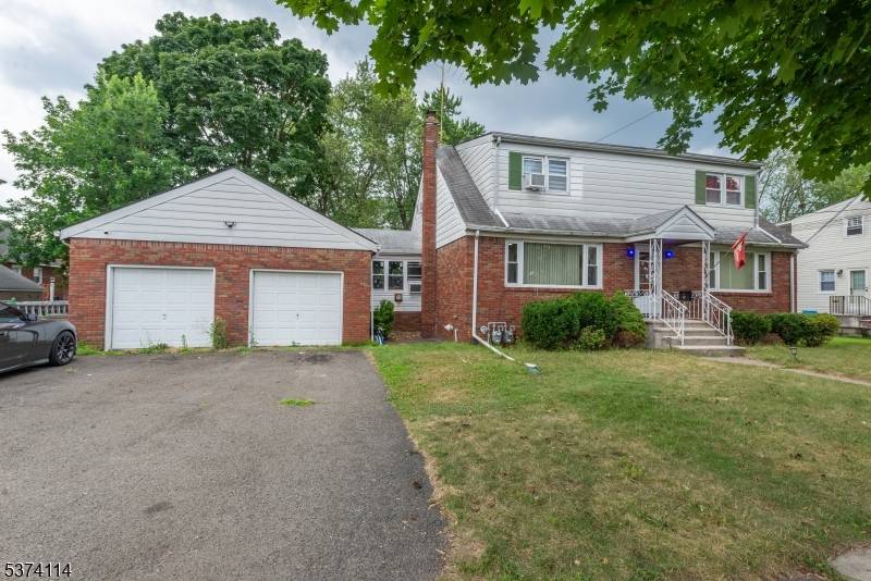 Beautiful and well maintained 2 family home in Totowa.
