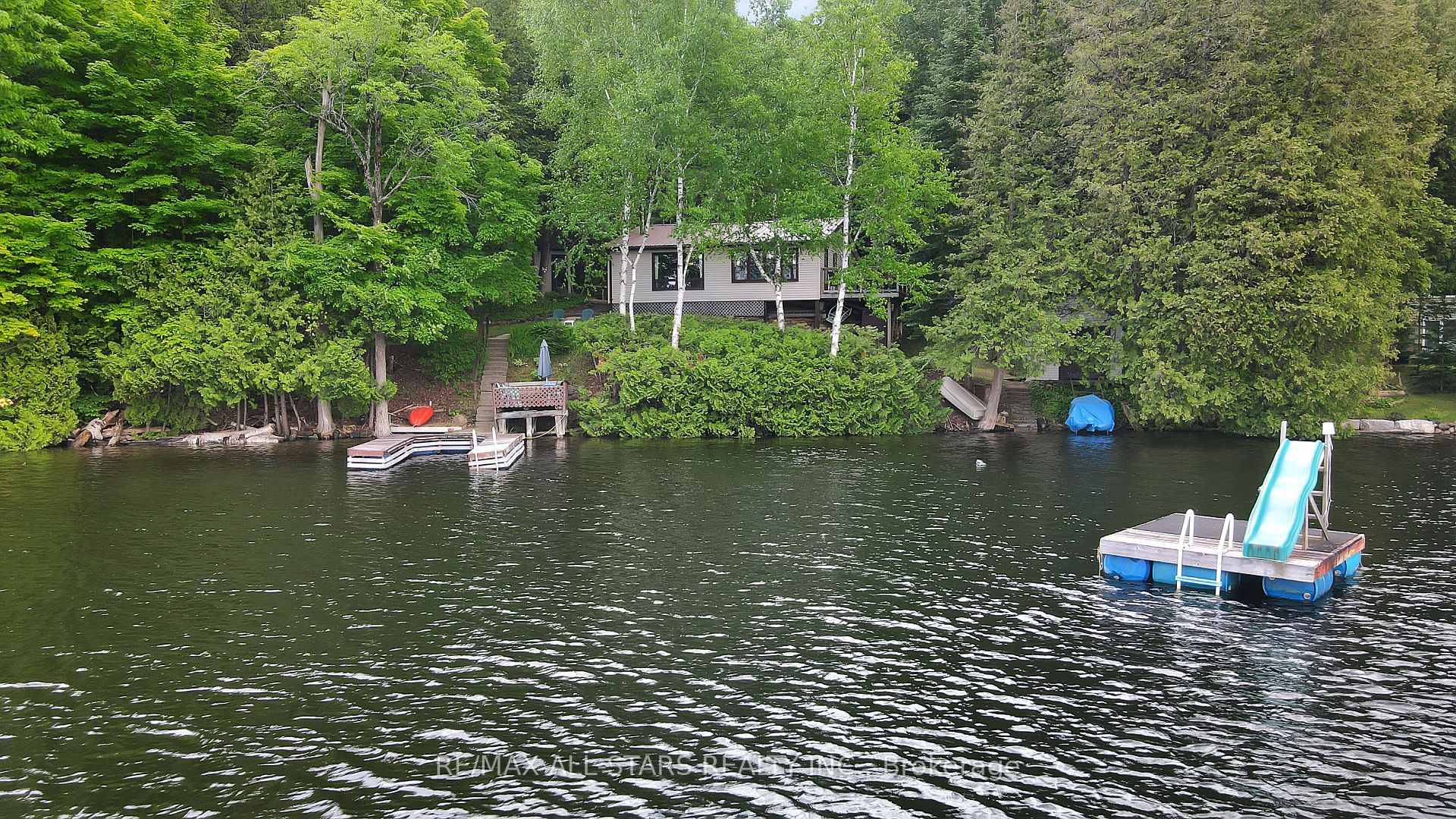 Come see this charming Turn Key place !